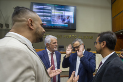 Movimentação de plenário, na foto vereaodores Alexandre Bobadra, Engenheiro Comassetto, Jonas Reis e Secretário André Barbosa