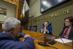 Movimentação de plenário, na foto vereaodores Alexandre Bobadra, Engenheiro Comassetto, Jonas Reis e Secretário André Barbosa