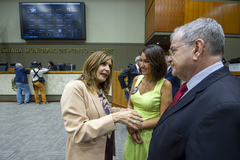 Movimentação de plenário, na foto vereaodoras Mônica Leal, Comandante Nádia e vereador Idenir Cecchim