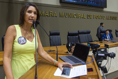 Movimentação de plenário. na tribuna vereadora Comendante Nádia