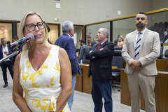 Movimentação de plenário. em destaque na foto vereadora Fernanda Barth