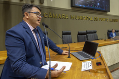 Movimentação de plenário. na tribuna vereador Professor Vitorino