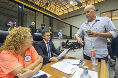 Movimentação de plenário. na foto vereadora Biga Pedeira, vereadores Giovani e Coletivo e Marcelo Sgarbossa