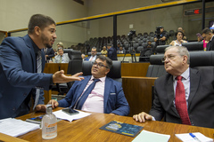 Movimentação de plenário. na foto vereadores Giovane Byl, Professor Vitorino e Idenir Cecchim