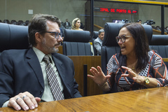 Movimentação de plenário. na foto vereador Professor Alex Fraga e vereadora Claudia Araujo