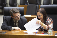 Movimentação de plenário. No destaque os vereadores Professor Alex Fraga e Cláudia Araújo.