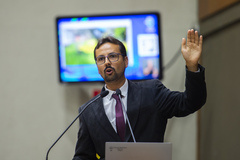 Movimentação de plenário. Na tribuna o vereador Jonas Reis.