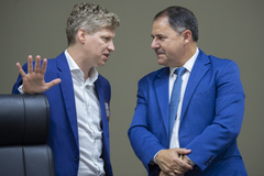 Movimentação de plenário. Deputado Marcel van Hattem e presidente Hamilton Sossmeier