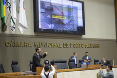 Movimentação de plenário. Na tribuna o vereador Jonas Reis.