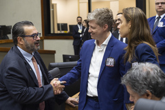 Movimentação de plenário. Deputado Marcel van Hattem e vereadores Claudio Janta e Mari Pimentel.