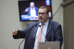 Movimentação de plenário. Na tribuna o vereador Claudio Janta.
