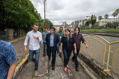 Vereadores da Cosmam fazem visita ao DMAE, na estação de tratamento de água Moinhos de Vento. Na foto, vereadores Aldacir Oliboni e José Freitas com o diretor-geral do DMAE, Maurício Loss, e servidores do departamento