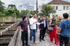 Vereadores da Cosmam fazem visita ao DMAE, na estação de tratamento de água Moinhos de Vento. Na foto, vereadores Aldacir Oliboni e José Freitas com o diretor-geral do DMAE, Maurício Loss, e servidores do departamento