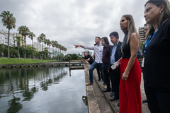 Vereadores da Cosmam fazem visita ao DMAE, na estação de tratamento de água Moinhos de Vento. Na foto, vereadores Aldacir Oliboni e José Freitas com o diretor-geral do DMAE, Maurício Loss, e servidores do departamento