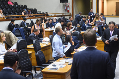 Movimentação no plenário na sessão desta quinta-feira 