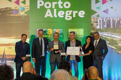 Presidente Hamilton Sossmeier participa da Cerimônia de entrega da Medalha Cidade de Porto Alegre, Medalha especial alusiva aos 250 anos do Município