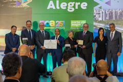 Presidente Hamilton Sossmeier participa da Cerimônia de entrega da Medalha Cidade de Porto Alegre, Medalha especial alusiva aos 250 anos do Município