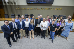Homenagem aconteceu durante a sessão plenária desta segunda-feira