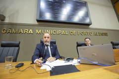 Secretário Municipal de Habitação e Regularização Fundiária, André Machado, explica projeto de habitação do executivo.  em tramitação na CMPA.