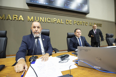 Secretário Municipal de Habitação e Regularização Fundiária, André Machado, explica projeto de habitação do executivo.  em tramitação na CMPA.