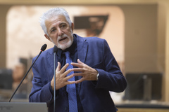Secretário Municipal de Habitação e Regularização Fundiária, André Machado, explica projeto de habitação do executivo. em tramitação na CMPA. Na tribuna o vereador Engenheiro Comassetto.