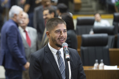 Secretário Municipal de Habitação e Regularização Fundiária, André Machado, explica projeto de habitação do executivo. em tramitação na CMPA. No microfone de apartes o vereador Giovane Byl.