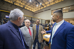 Movimentação de plenário. Vereadores Engenheiro Comassetto, Idenir Cecchim, Jonas Reis e Alexandre Bobadra.
