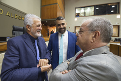 Movimentação de plenário. Vereadores Engenheiro Comassetto, Idenir Cecchim e Alexandre Bobadra.