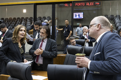 Movimentação de plenário. Vereadora Mônica Leal e vereadores Aldacir Oliboni e Thiago Albrecht