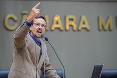 Na tribuna o vereador Jonas Reis.