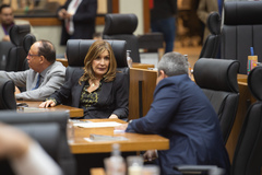 Movimentação de plenário. Vereadora Mônica Leal e vereador Pablo Melo.
