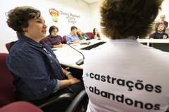 7ª Reunião (Ordinária) da COSMAM – Saúde Animal, castração, Leishmaniose e contratos terceirizados com a presença de representantes da prefeitura e das entidades e comunidade. Ao microfone, Viviane Ribas Loss, da Clinica Veterinária VIVIVET
