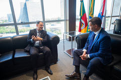 Presidente Hamilton Sossmeier em visita ao presidente da OAB/RS, Leonardo Lamachia.