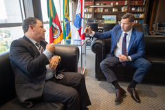 Presidente Hamilton Sossmeier em visita ao presidente da OAB/RS, Leonardo Lamachia.