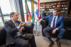 Presidente Hamilton Sossmeier em visita ao presidente da OAB/RS, Leonardo Lamachia.