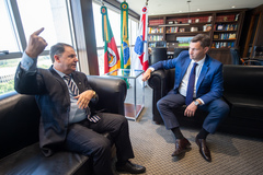 Presidente Hamilton Sossmeier em visita ao presidente da OAB/RS, Leonardo Lamachia.