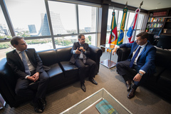 Presidente Hamilton Sossmeier em visita ao presidente da OAB/RS, Leonardo Lamachia.