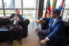 Presidente Hamilton Sossmeier em visita ao presidente da OAB/RS, Leonardo Lamachia.