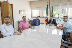 Presidente Hamilton Sossmeier recebe o secretário-adjunto de Governança Local e Coordenação Política, Alexandre Borck
