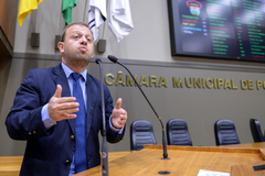 Vereador André Carús na tribuna.