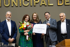 Isabela, Lourdes e Sossmeier exibem o título da mais nova Cidadã de Porto Alegre 