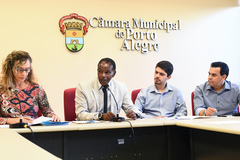 Vereadores Sofia Cavedon (e), Tarciso Flecha Negra (ao microfone), Matheus Ayres e Alvoni Medina