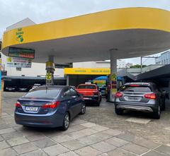 Localizado na esquina das avenidas Cristóvão Colombo e Alberto Bins, posto Self Service vai cobrar R$ 4,29 o litro da gasolina somente nesta quarta-feira, dia 12 de abril. Foto: OAJ