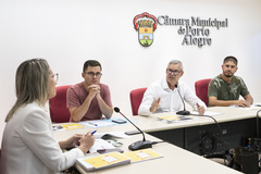 Reunião sobre o panorama geral, na Defensoria Pública, das solicitações de vagas em escolas. Com a defensora Andreia Paz Rodrigues. Na foto, vereadores Giovani Culau e Coletivo e Mauro Pinheiro