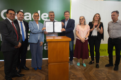 Presidente Hamilton Sossmeier participa do Ato de Sanção da Lei que estabelece que as redes de infraestrutura de cabeamento para transmissão de energia, de telefonia, de comunicação de dados via fibra óptica e de outros cabeamentos, deverão ser exclusivamente subterrâneas.