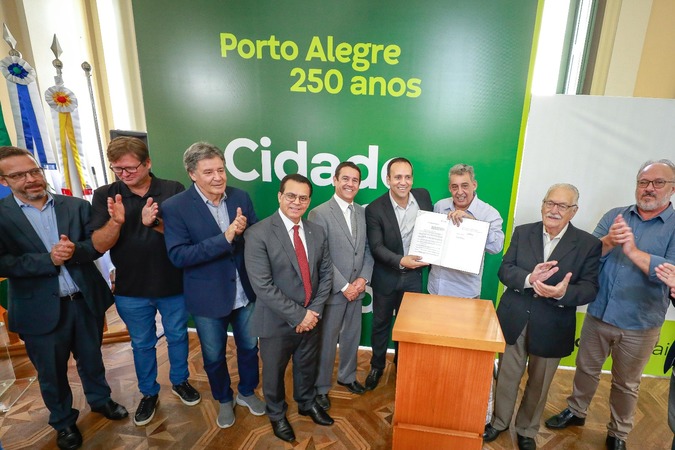 Sancionada lei que proíbe os postos de combustíveis de Porto Alegre de abastecerem com gás natural veículos que não apresentem o selo garantidor.