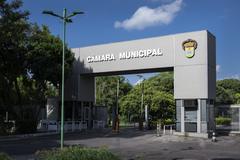 Pórtico da Câmara Municipal de Porto Alegre. Palácio Aloísio Filho. Fachada.