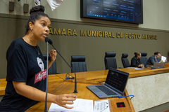 Movimentação de plenário. Na tribuna, vereadora Karen Santos (PSOL)