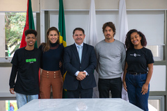 Presidente Hamilton Sossmeier recebe Maria Luiza de Castro, Otávio Marques e Felipe Amaral, alunos do Instituto Caldeira, e a vereadora Mari Pimentel.