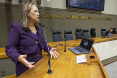 Vereadora Lourdes Sprenger na tribuna